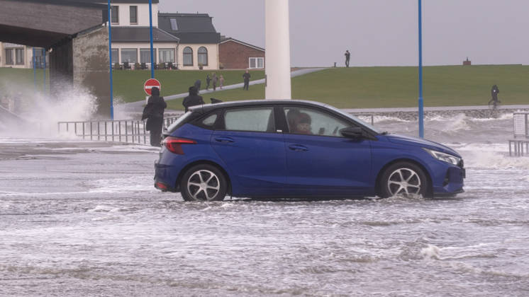 Sturmtief Manja ist in Norddeutschland und zeigt ihre Macht. Mit orkanartigen Böen trifft sie vor allem die Nordseeküste. Viele Reisende wurden in Dagebüll vom Sturm überrascht. Das Meer peitscht über den Hafenanleger, dazu Starkregen in Sekunden ist man komplett durchnässt. Über einen Meter hohe Wellen lassen den Hafenanleger teilweise überfluten. Noch fährt die Fähre zu den Nordseeinseln Föhr (Wyk auf Föhr) und Amrum (Wittdün). Mit Einschränkungen ist jedoch zu rechnen. Der Wind soll am Nachmittag Orkanstärke erreichen. Dagebüll Schleswig-Holstein Deutschland