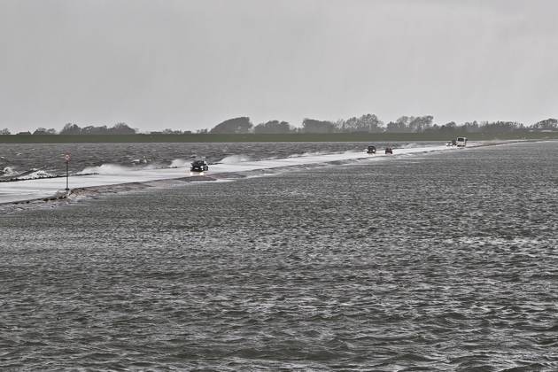Pellworm, Schleswig-Holstein, Deutschland, 25.10.2026: Sturm an der Nordsee: Autos fahren über den Damm zum Tiefwasseranleger Copyright: xdtsxNachrichtenagenturx dts_140554