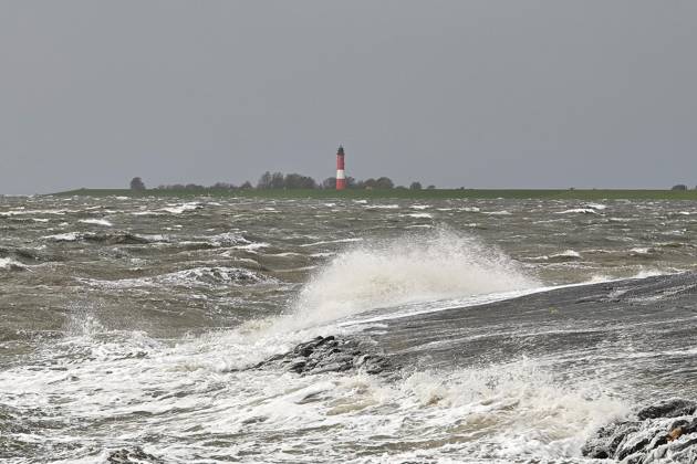 Pellworm, Schleswig-Holstein, Deutschland, 25.10.2026: Sturm an der Nordsee: Leuchtturm vom Tiefwasseranleger aus gesehen. Copyright: xdtsxNachrichtenagenturx dts_140555