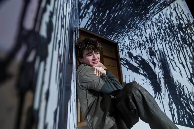 MMM DER SOHN- Schauspieler Quentin Lopes in der Rolle des Sohns NICOLAS auf der Buehne Szene bei der Theater Premiere Der Sohn TOURERLEBEN Theater-Produktion im Theater Itzehoe am 24.10.2026 Schleswig-Holsten Deutschland