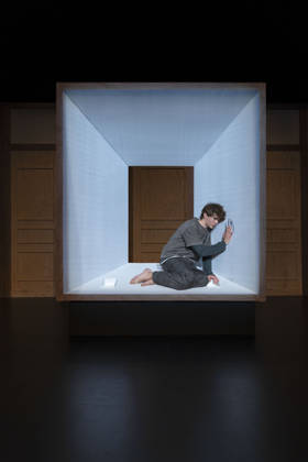 MMM DER SOHN- Quentin Lopes in der Rolle des Sohns NICOLAS auf der Buehne Szene bei der Theater Premiere Der Sohn TOURERLEBEN Theater-Produktion im Theater Itzehoe am 24.10.2026 Schleswig-Holsten Deutschland