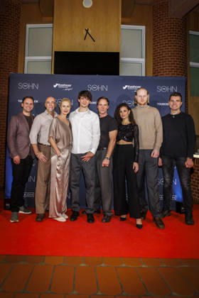 MMM DER SOHN- Produzent Philipp Hallenber und das Ensemble, Holger Hauer, Dorothea Schenck, Quentin Lopes, Matthias Schloo, Nadine Menz und Paul Radke auf dem roten Teppich bei der Theater Premiere Der Sohn TOURERLEBEN Theater-Produktion im Theater Itzehoe am 24.10.2026 Schleswig-Holsten Deutschland