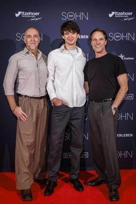 MMM DER SOHN- Regisseur und Schauspieler Holger Hauer und die Schauspieler Quentin Lopes und Matthias Schloo auf dem roten Teppich bei der Theater Premiere Der Sohn TOURERLEBEN Theater-Produktion im Theater Itzehoe am 24.10.2026 Schleswig-Holsten Deutschland