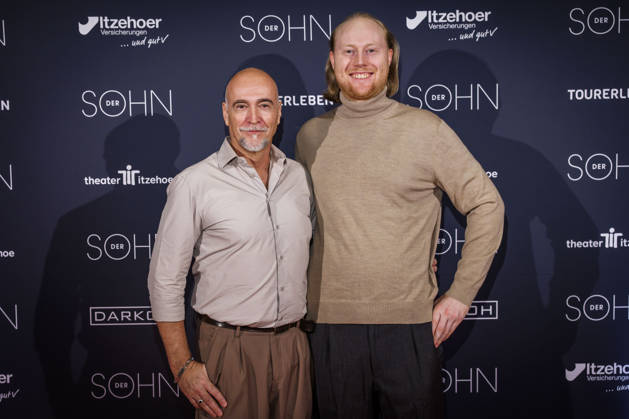 MMM DER SOHN- Regisseur und Schauspieler Holger Hauer der Schauspieler Paul Radke auf dem roten Teppich bei der Theater Premiere Der Sohn TOURERLEBEN Theater-Produktion im Theater Itzehoe am 24.10.2026 Schleswig-Holsten Deutschland