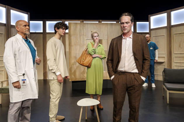 MMM DER SOHN- der Schauspieler und Regisseur Holger Hauer in der Rolle des DR. DUPRET, der Schauspieler Quentin Lopes in der Rolle des Sohns NICOLAS, die Schauspielerin Dorothea Schenck in der Rolle der Mutter ANNE, der Schauspieler Matthias Schloo in der Rolle des Vaters, PIERRE und der Schauspieler Paul Radke in der Rolles der Pflegers VINCENT auf der Buehne Szene bei der Theater Premiere Der Sohn TOURERLEBEN Theater-Produktion im Theater Itzehoe am 24.10.2026 Schleswig-Holsten Deutschland