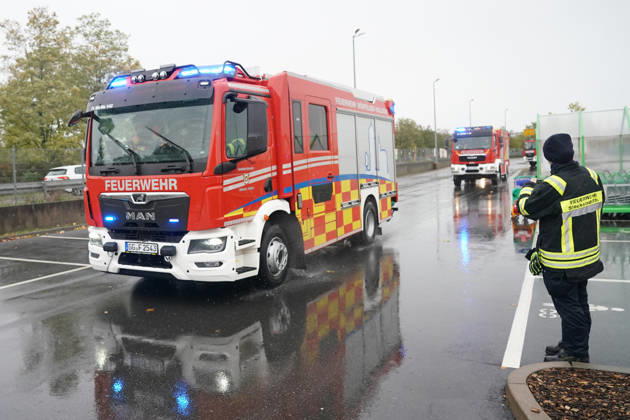 Mit Blaulicht und Martinshorn rückten die Einsatzkräfte an - Rüsselsheim 25.10.2026: Gemeinsame Großübung der Kreisjugendfeuerwehren