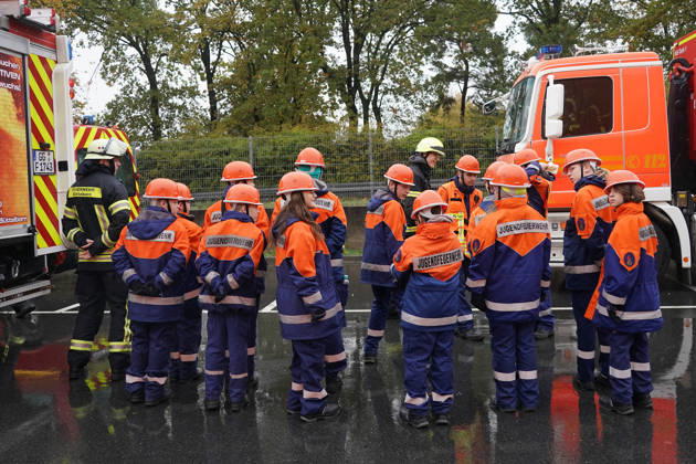 Jugendfeuerwehr Büttelborn versammelt sich und bespricht den Einsatz - Rüsselsheim 25.10.2026: Gemeinsame Großübung der Kreisjugendfeuerwehren