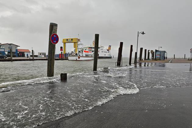 Nordstrand bei Husum, Schleswig-Holstein, Deutschland, 25.10.2026: Sturm an der Nordsee: Am Hafen Strucklahnungshörn, wo die Fähre nach Pellworm abfährt, ist durch das Hochwasser die Kaimauer und ein Teil der Befestigung überflutet. Copyright: xdtsxNachrichtenagenturx dts_140560