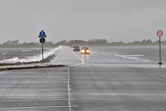 Pellworm, Schleswig-Holstein, Deutschland, 25.10.2026: Sturm an der Nordsee: Autos fahren über den Damm zum Tiefwasseranleger. Copyright: xdtsxNachrichtenagenturx dts_140561