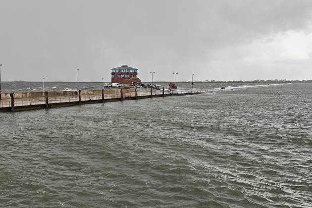 Pellworm, Schleswig-Holstein, Deutschland, 25.10.2026: Sturm an der Nordsee: Tiefwasseranleger mit Rungholtturm. Copyright: xdtsxNachrichtenagenturx dts_140563