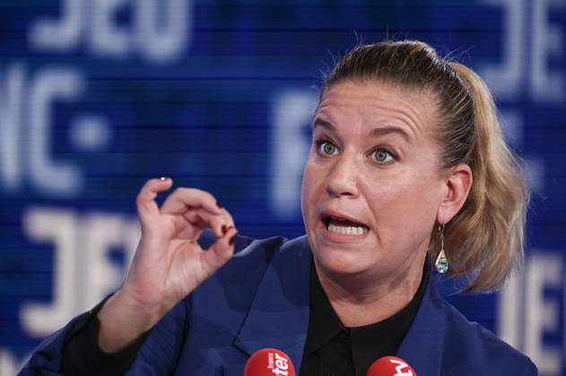 Mathilde Panot on Franc Jeu - Paris French deputy and President of La France Insoumise (LFI) parliamentary group Mathilde Panot poses for pictures for Franc Jeu on France 2 channel in Paris, France on October 25, 2026. Photo by Stephane Le Tellec ABACAPRESS.COM Paris France  Copyright: xLexTellecxStephane ABACAx