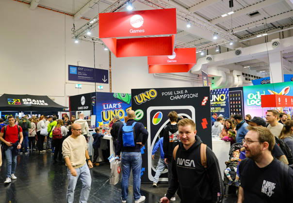 Spiel 26 Messe in Essen - letzter Tag mit Rekordbesuch, hier am Stand von Mattel UNO Essen Grugahalle Messe NRW Deutschland