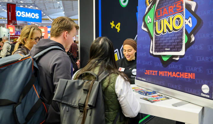 Spiel 26 Messe in Essen - Rekordbesuch am letzten Tag wie hier am Stand von Mattel UNO Essen Grugahalle Messe NRW Deutschland
