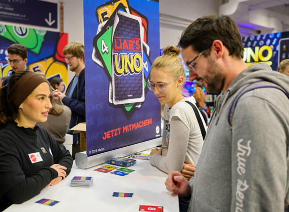 Spiel 26 Messe in Essen - Rekordbesuch am letzten Tag wie hier am Stand von Mattel UNO Essen Grugahalle Messe NRW Deutschland