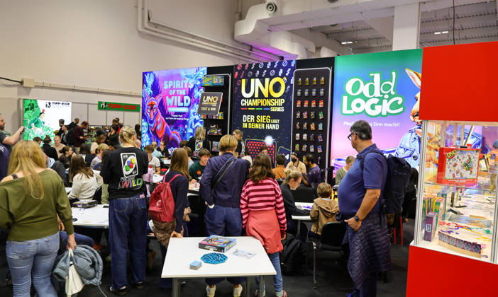 Spiel 26 Messe in Essen - Rekordbesuch am letzten Tag wie hier am Stand von Mattel UNO Essen Grugahalle Messe NRW Deutschland