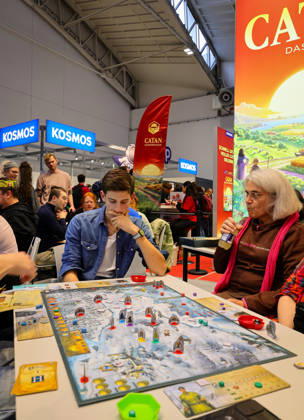 Spiel 26 Messe in Essen - Rekordbesuch am letzten Tag wie hier am Stand KOSMOS CATAN Essen Grugahalle Messe NRW Deutschland