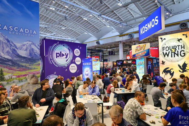 Spiel 26 Messe in Essen - Rekordbesuch am letzten Tag wie hier am Stand KOSMOS Spiele Essen Grugahalle Messe NRW Deutschland